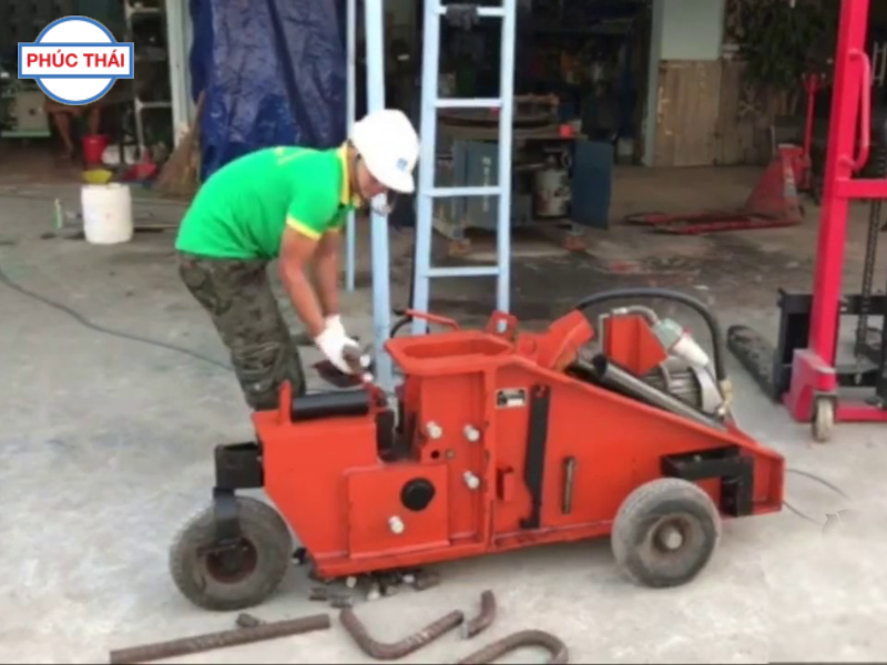 Một số loại máy uốn sắt thép có thể di chuyển nhờ lắp đặt thêm bánh xe